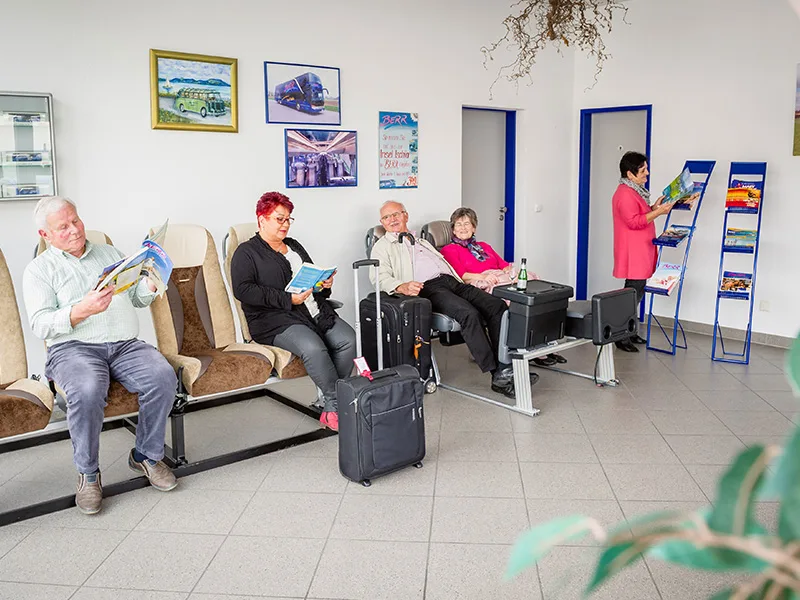 Warteraum mit BERR-Flaggen am Betriebshof in Bruckmühl