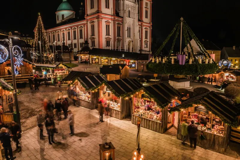 © Christian Krammer - stock.adobe.com Basilika Mariazell mit Adventmarkt