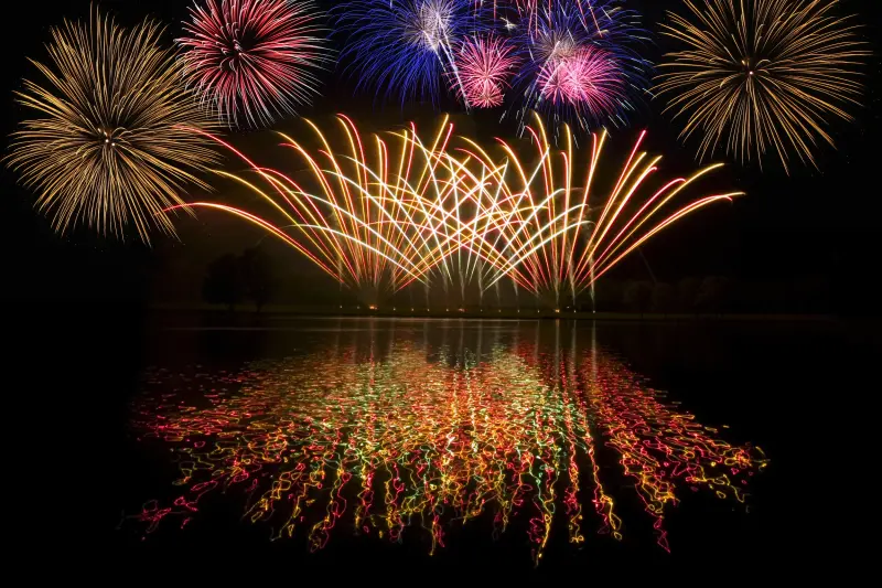© Gerhard Bittner - stock.adobe.com Feuerwerk über einem See