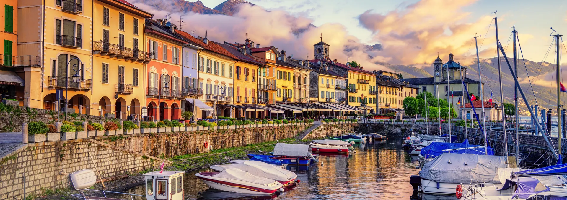 © Boris Stroujko - stock.adobe.com Kamelienblüte am Lago Maggiore