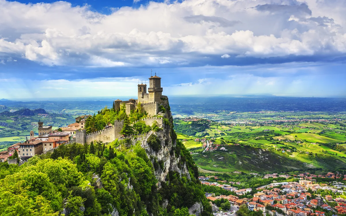 Burg auf einem felsigen Berg mit weitem Blick über die Landschaft von San Marino