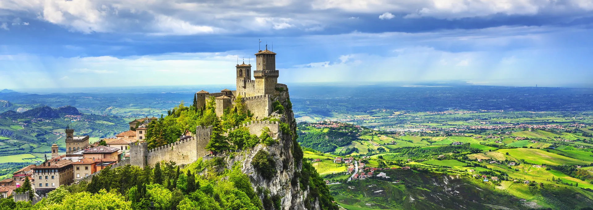 Burg auf einem felsigen Berg mit weitem Blick über die Landschaft von San Marino