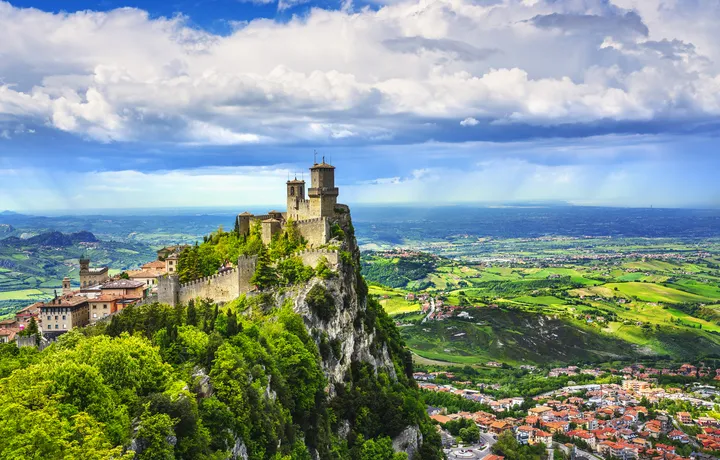 Burg auf einem felsigen Berg mit weitem Blick über die Landschaft von San Marino