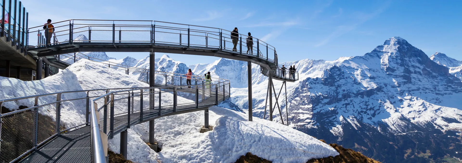 Auf Schienen durch die Schweizer Winterwelt
