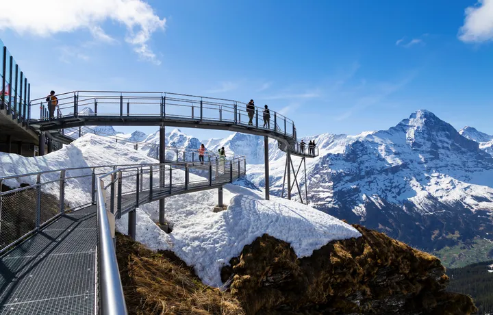 Auf Schienen durch die Schweizer Winterwelt