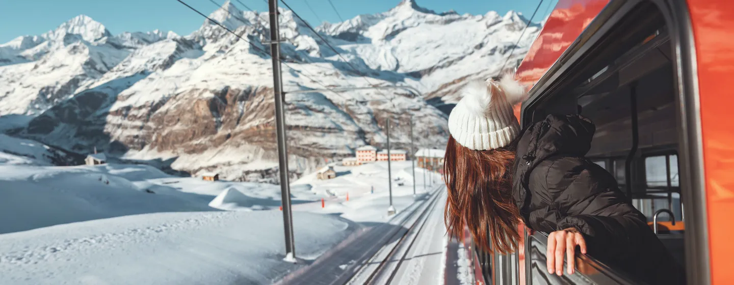 Auf Schienen durch die Schweizer Winterwelt