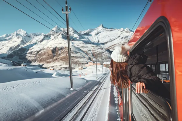 Auf Schienen durch die Schweizer Winterwelt