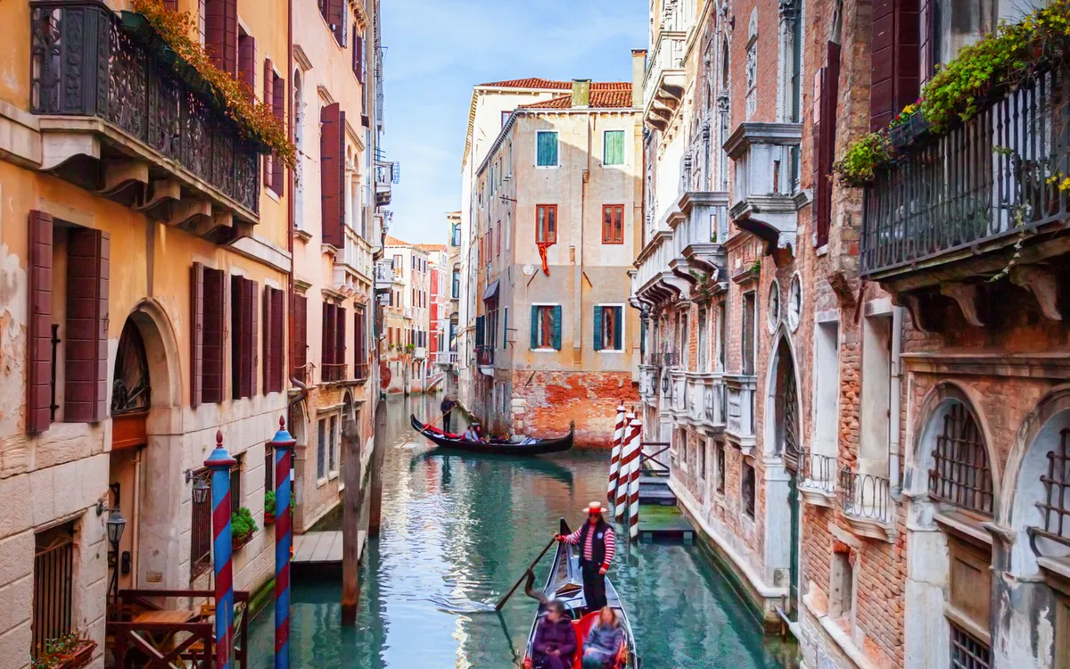 Gondel auf einem Kanal in Venedig zwischen historischen Gebäuden.