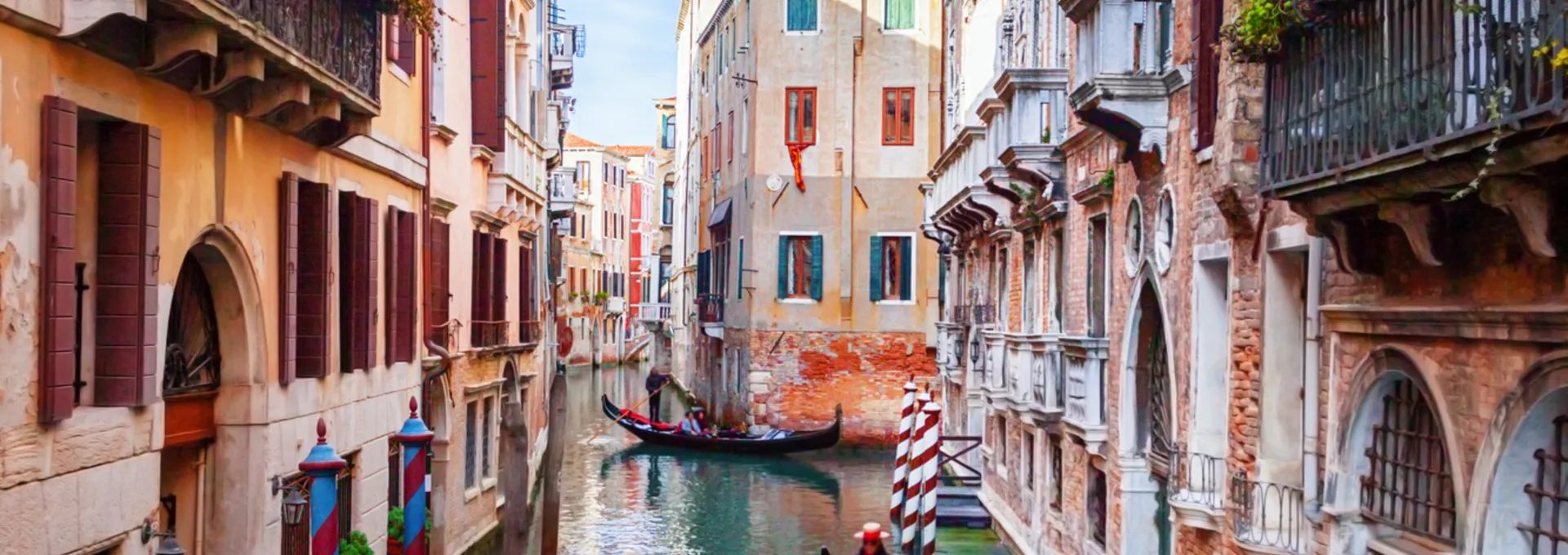 © adisa - stock.adobe.com Gondel auf einem Kanal in Venedig zwischen historischen Gebäuden.