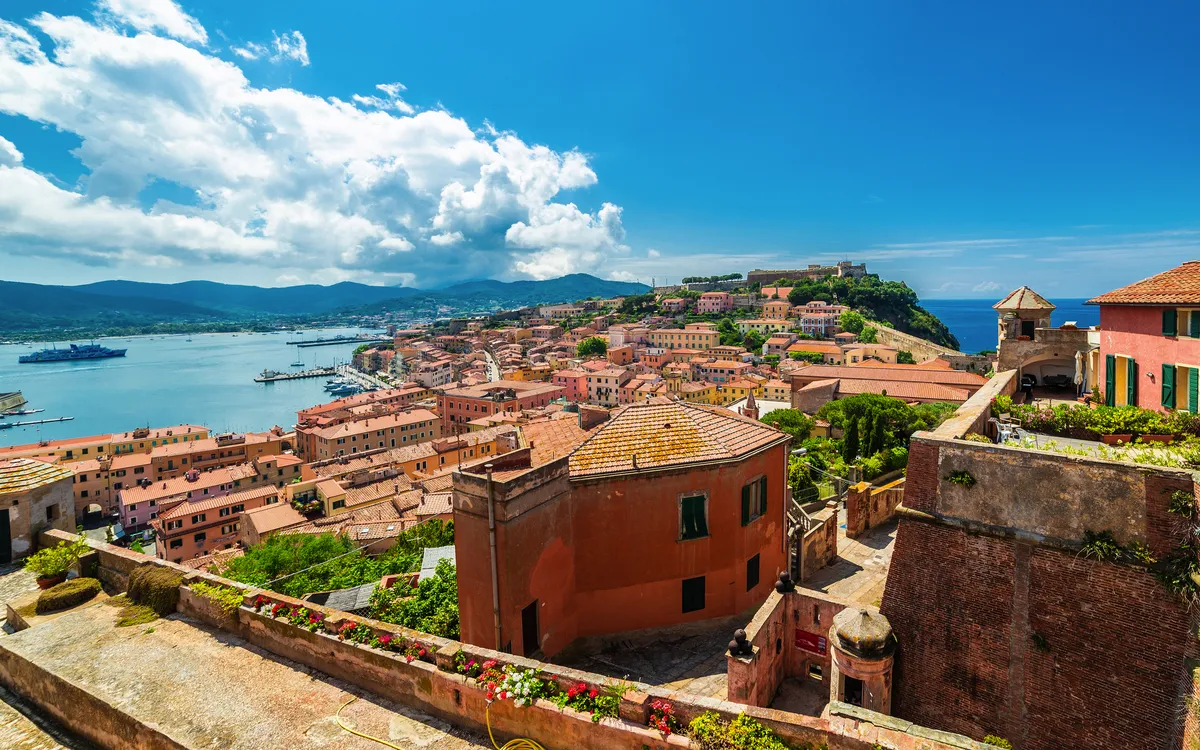 Stadtansicht von Portoferraio auf der Insel Elba mit Meer im Hintergrund.