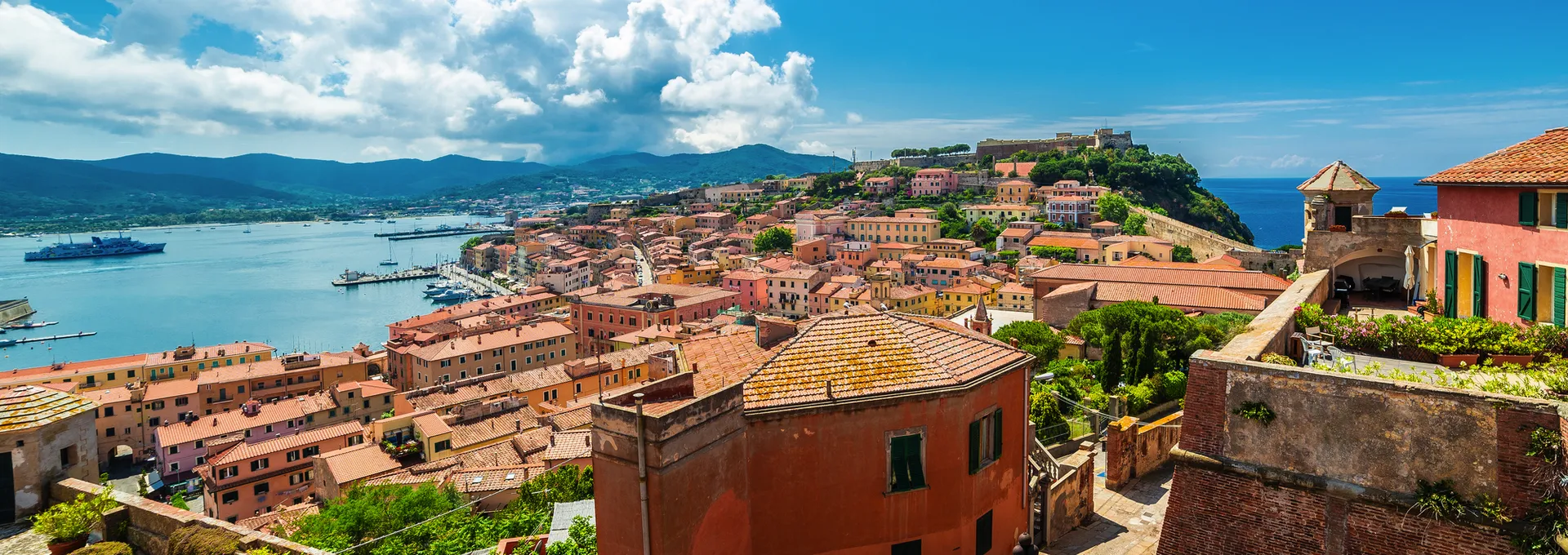 © Balate Dorin - stock.adobe.com Stadtansicht von Portoferraio auf der Insel Elba mit Meer im Hintergrund.