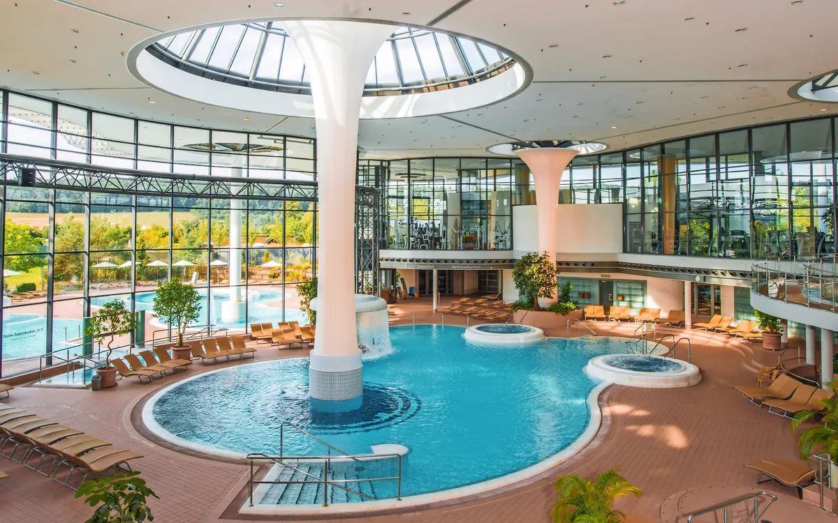 Innenansicht der KissSalis Therme mit Poolbereich und Liegen