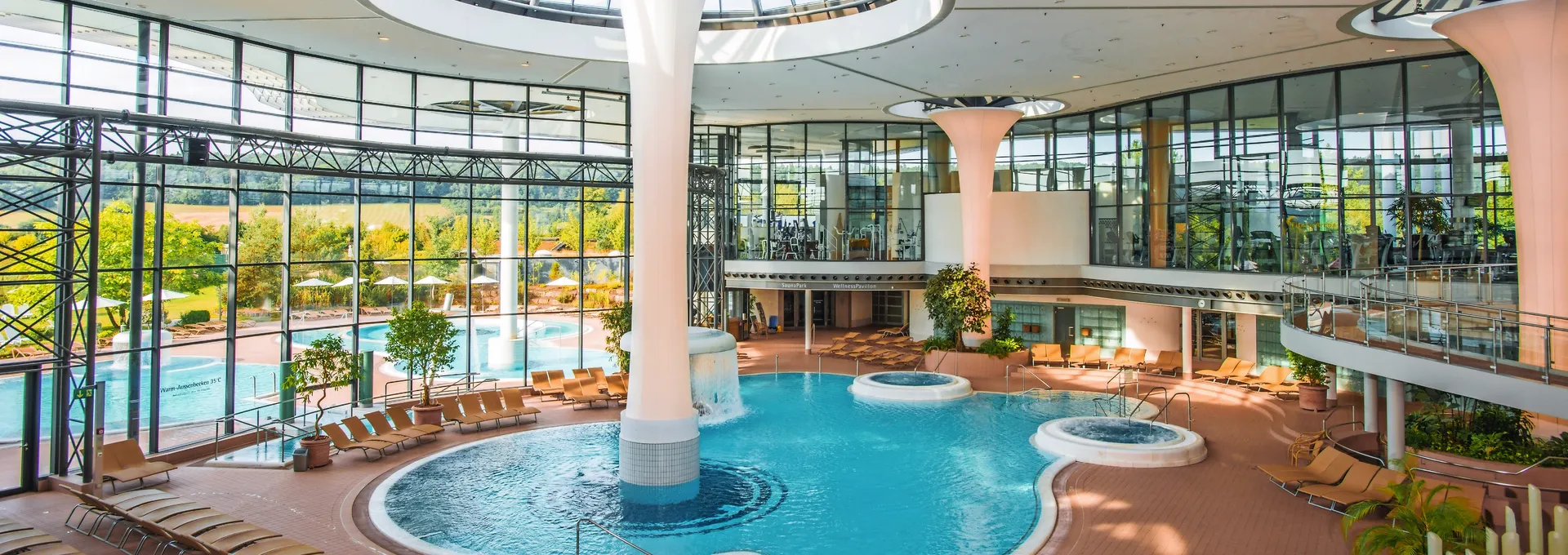 © KissSalis Therme Bad Kissingen Innenansicht der KissSalis Therme mit Poolbereich und Liegen
